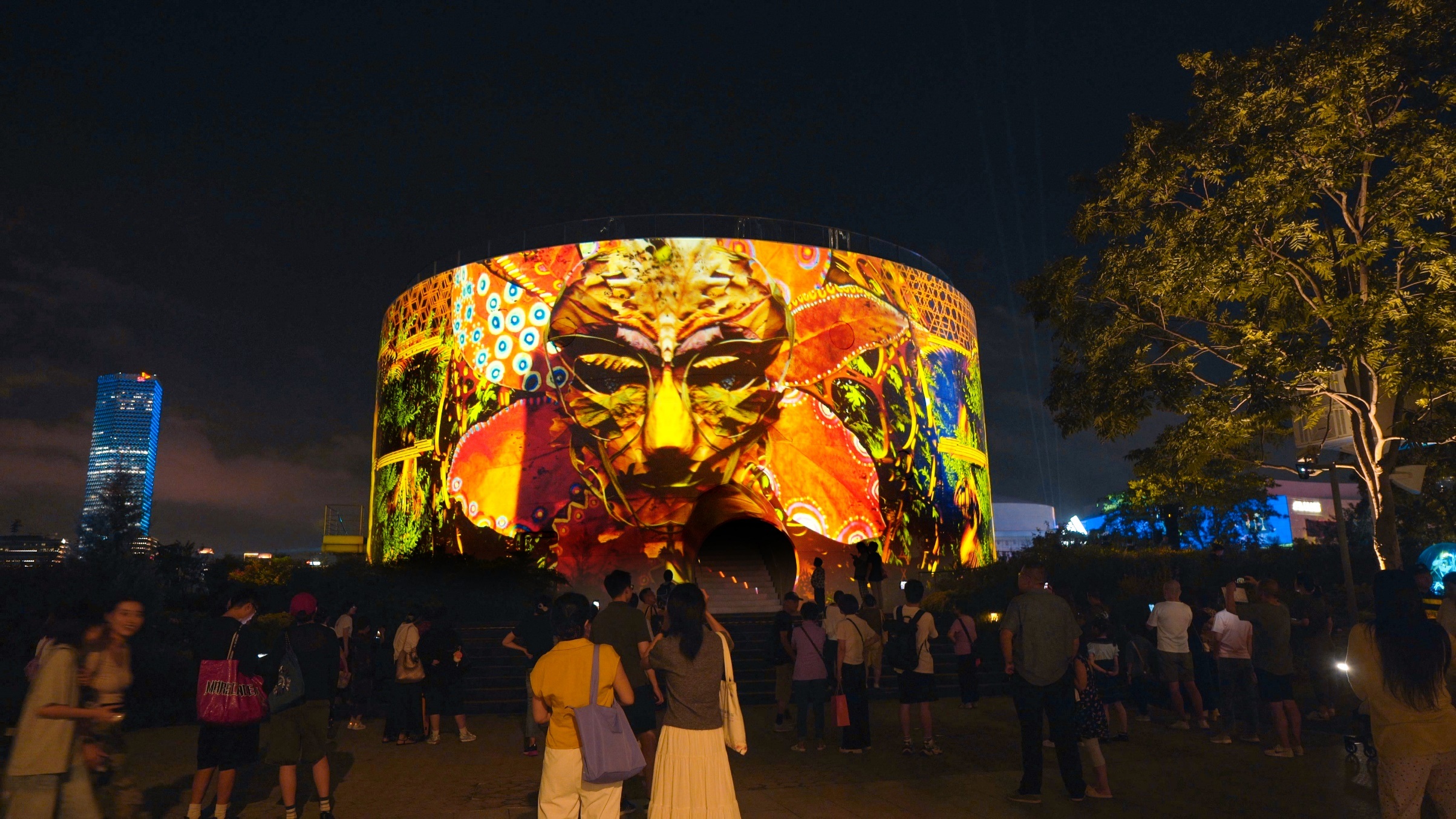 上海西岸油罐艺术中心灯光投影广告